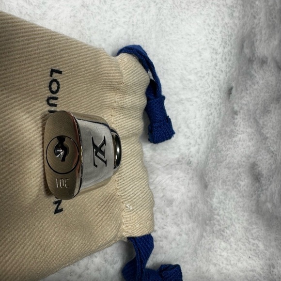 #301 rare Louis Vuitton Silver Lock and keys with Dustbag - Picture 4 of 4